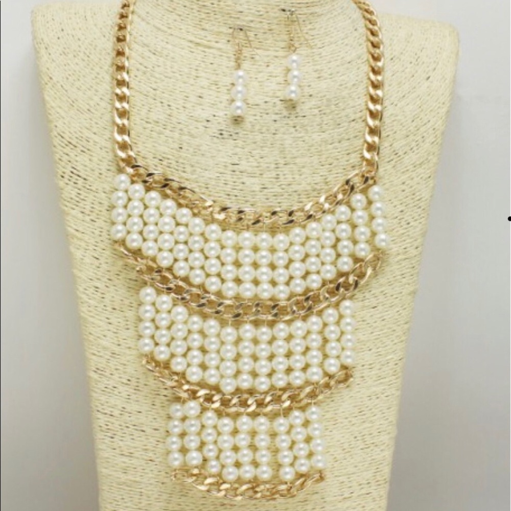 New💕 Gorgeous Triple Pearls N Gold Chain Necklace